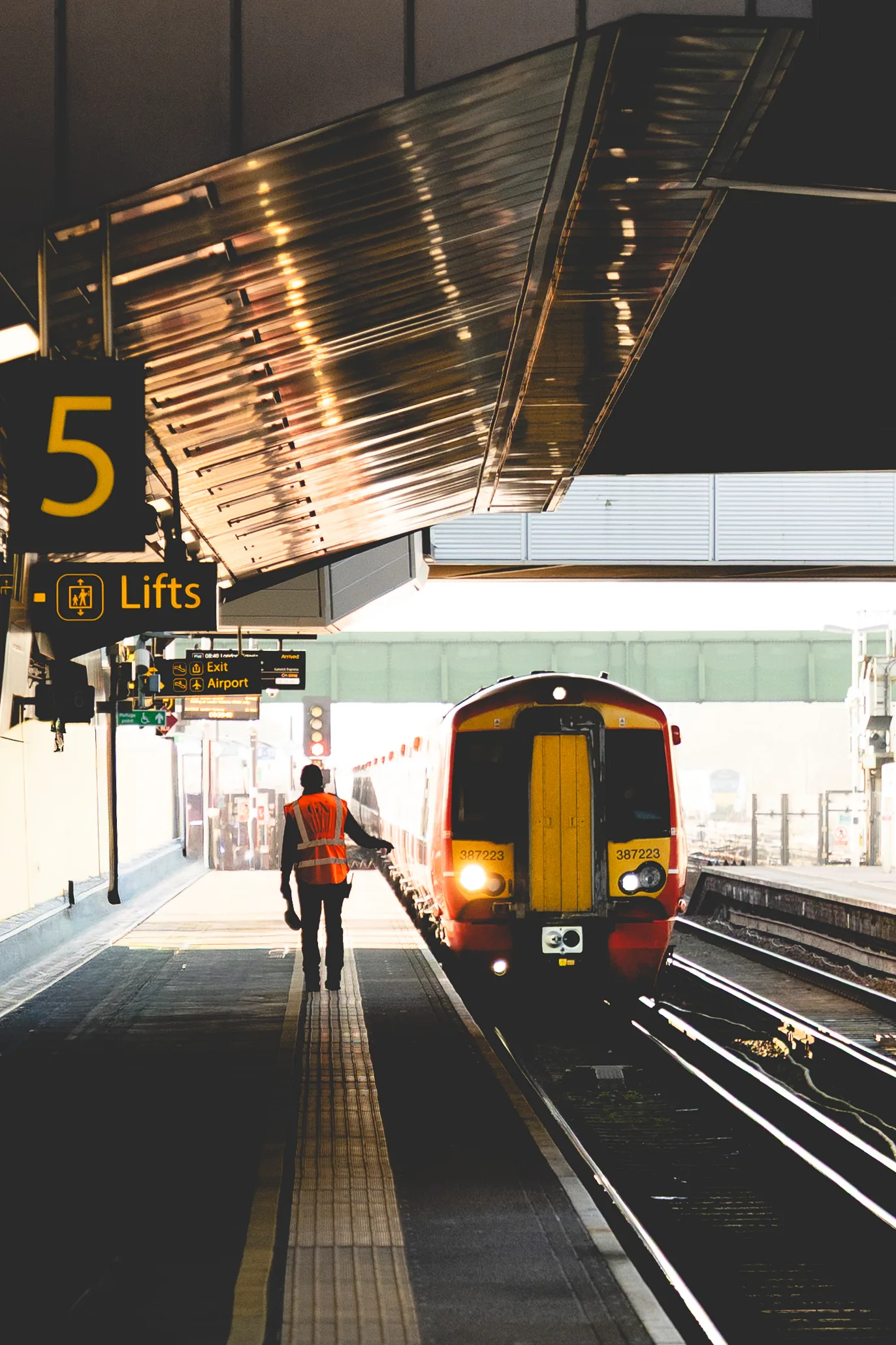 London, photograph 1 of 9